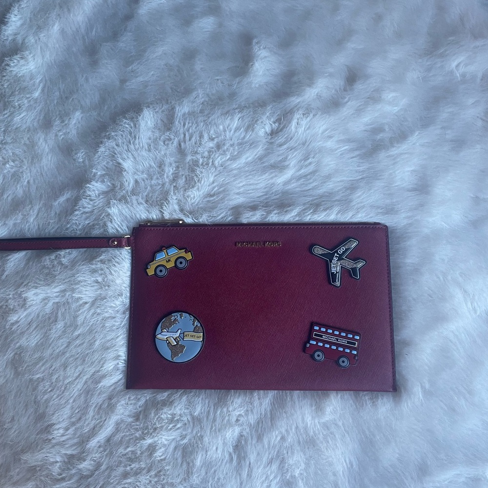 Michael Kors Burgundy Leather Wristlet with Travel Motifs.NEW without tags - Picture 3 of 7